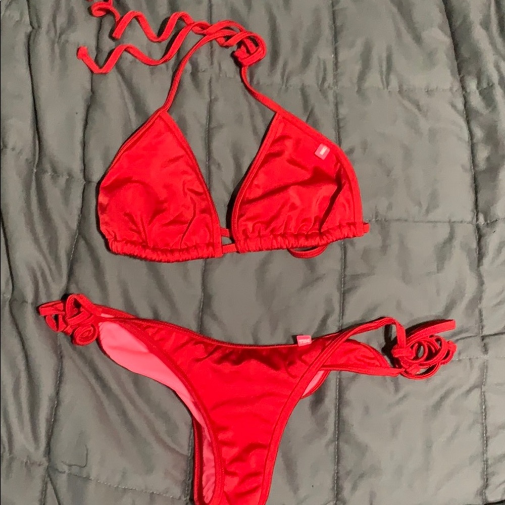 Cheeky bikini with curly strings